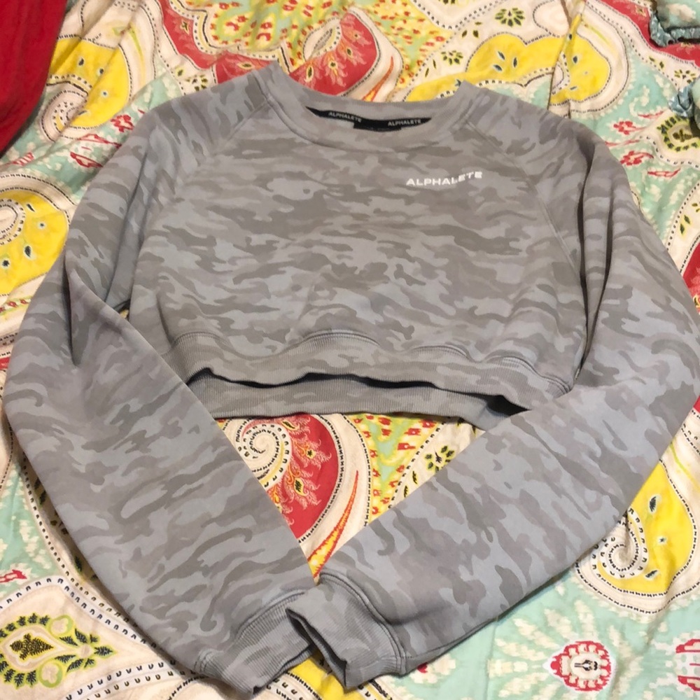 Alphalete Women's Gray Camo Cropped Sweatshirt